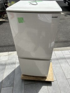 SHARP(シャープ)137L 2ドア冷蔵庫 SJ-D14E-W 2019年製