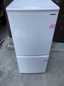 SHARP(シャープ)137L 2ドア冷蔵庫 SJ-D14E-W 2019年製