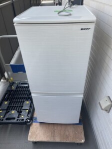SHARP(シャープ)137L 2ドア冷蔵庫 SJ-D14F-W 2020年製