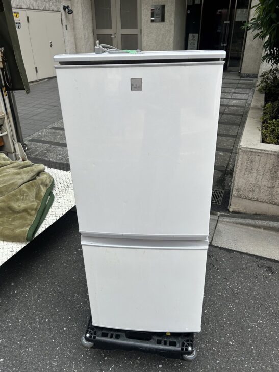 SHARP（シャープ）137L 2ドア冷蔵庫 SJ-14E6-KW 2019年製