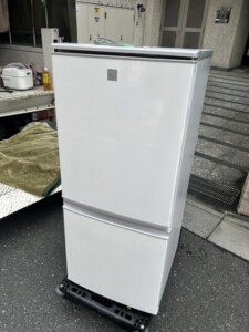 SHARP(シャープ)137L 2ドア冷蔵庫 SJ-14E6-KW 2019年製