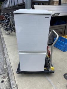 SHARP(シャープ)137L 2ドア冷蔵庫 SJ-D14F-W 2020年製