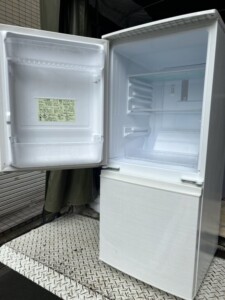 SHARP(シャープ)137L 2ドア冷蔵庫 SJ-D14E-W 2019年製