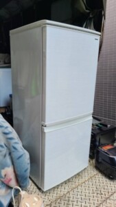 SHARP(シャープ)137L 2ドア冷蔵庫 SJ-D14D-W 2018年製