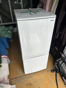 SHARP(シャープ)137L 2ドア冷蔵庫 SJ-D14E-W 2019年製