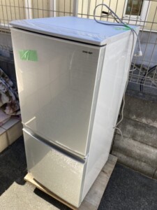 SHARP(シャープ)137L 2ドア冷蔵庫 SJ-D14D-S 2018年製
