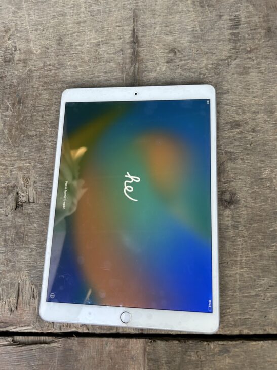 Apple（アップル）iPad A1709