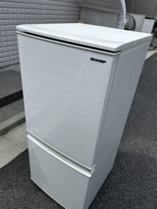 SHARP(シャープ)137L 2ドア冷蔵庫 SJ-D14F 2020年製
