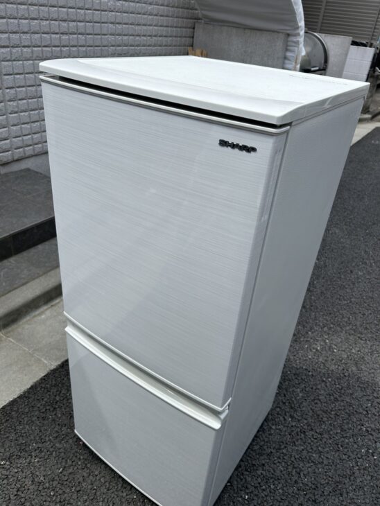 【4/27まで出品】シャープ 冷蔵庫 2020年製 SJ-D14F-W Amazon.co.jp: シャープ SHARP 冷蔵庫(幅48.0cm) 137L つけかえ