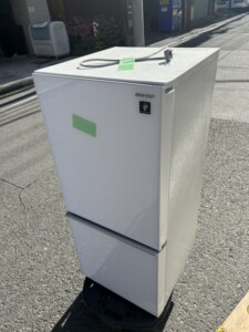 SHARP(シャープ)137L 2ドア冷蔵庫 SJ-GD14F-W 2020年製