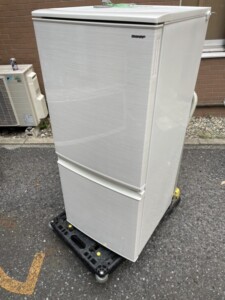 SHARP(シャープ)137L 2ドア冷蔵庫 SJ-D14D-W 2018年製