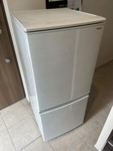 SHARP(シャープ)137L 2ドア冷蔵庫 SJ-D14D-W 2018年製