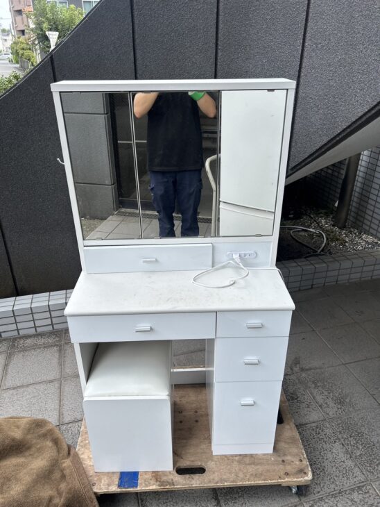【さいたま市へ引き取りの方】ホワイト ドレッサー 3引き出し付き さいたま市へ引き取りの方】ホワイト ドレッサー 3引き出し付き