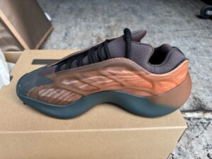 adidas(アディダス) スニーカー Yeezy 700 V3 Copper Fade GY4109