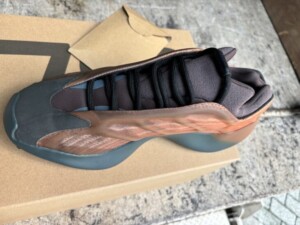 adidas(アディダス) スニーカー Yeezy 700 V3 Copper Fade GY4109