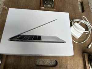 Apple(アップル)MacbookPro A1706