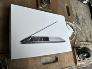 Apple(アップル)MacbookPro A1706