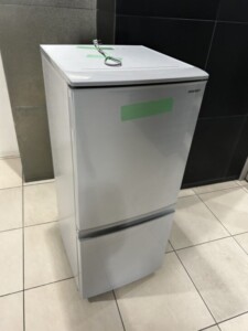SHARP(シャープ)137L 2ドア冷蔵庫 SJ-D14F-S 2019年製
