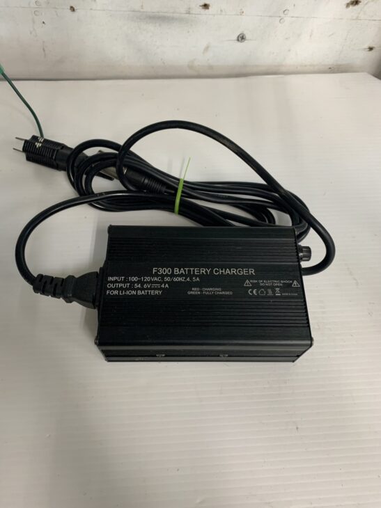 バッテリー充電器 F300 BATTERY CHARGER