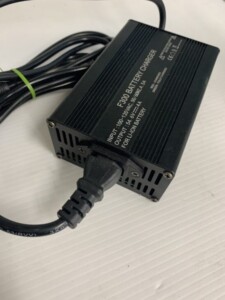 バッテリー充電器 F300 BATTERY CHARGER