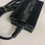 バッテリー充電器 F300 BATTERY CHARGER