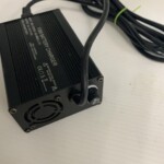 バッテリー充電器 F300 BATTERY CHARGER