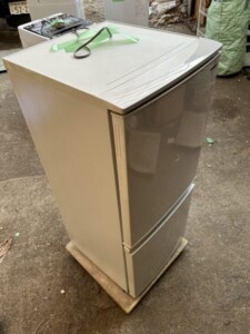 SHARP(シャープ)137L 2ドア冷蔵庫 SJ-D14E-W 2019年製