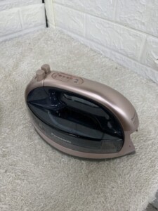 Panasonic(パナソニック)コードレススチームアイロン カルル NI-WL606 2022年製