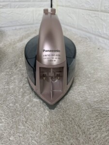 Panasonic(パナソニック)コードレススチームアイロン カルル NI-WL606 2022年製
