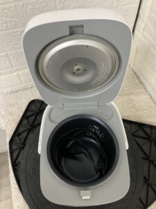 YAMAZEN(山善)マイコン炊飯ジャー YJB-300(W)2018年製