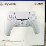 DualSense ワイヤレスコントローラー クロマ パール（CFI-ZCT1J12）　正面
