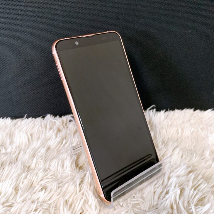 スマホ　aquos sense3 basic　正面