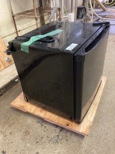 直冷式1ドア冷蔵庫 BR2C02-BK 斜め