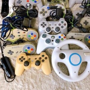 ジャンク品のPlayStation用コントローラーや各種ゲーム機用コントローラー