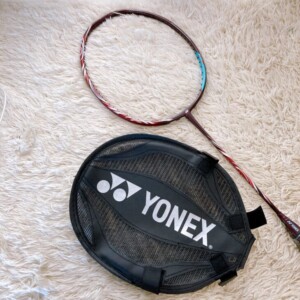 バドミントンラケット アストロクス100ZZ 上部