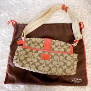 シグネチャーキャンバス×レザーショルダーバッグ 背面