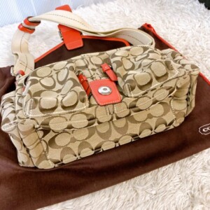 シグネチャーキャンバス×レザーショルダーバッグ 正面2