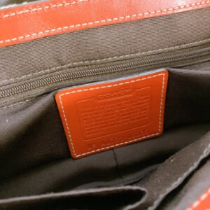 シグネチャーキャンバス×レザーショルダーバッグ タグ