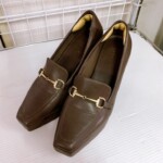 RANDA ビット付きブラウンパンプス