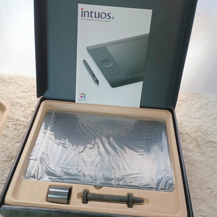 東京都渋谷区へWacom Intuos5 touch PTH-650-K1 ペンタブレット 本体に