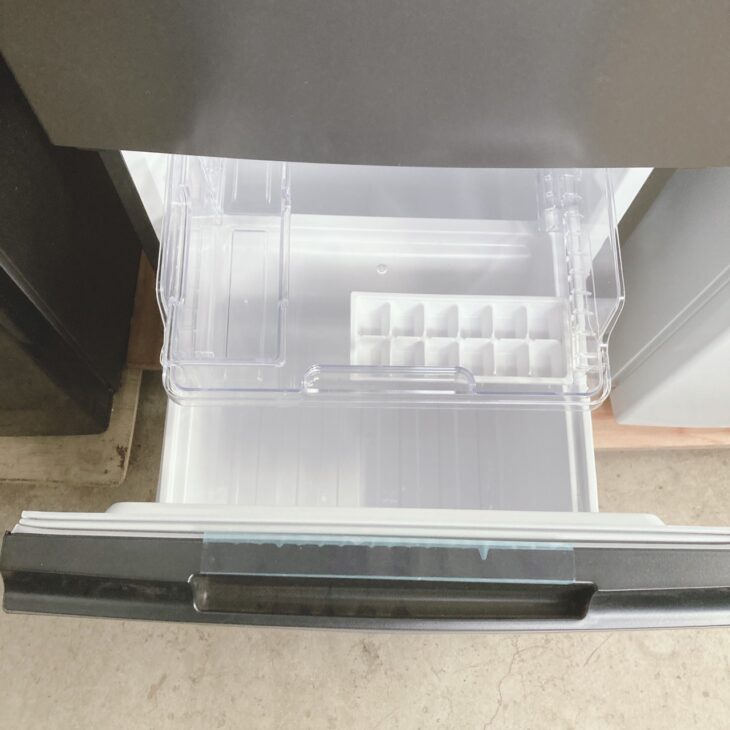 東京都昭島市にてSHARP ノンフロン冷凍冷蔵庫 SJ-D15J-H 2023年製 庫内