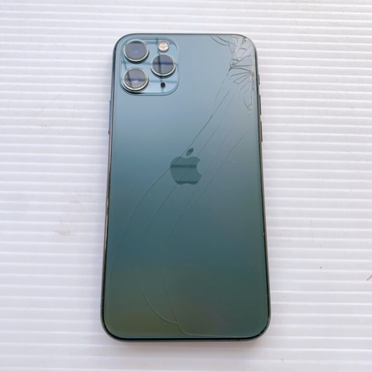 Apple iPhone 11 ブラック 画面ひび割れあり 値下げOK iPhone 11 Pro Max 】高いところから落として画面ひび割れと